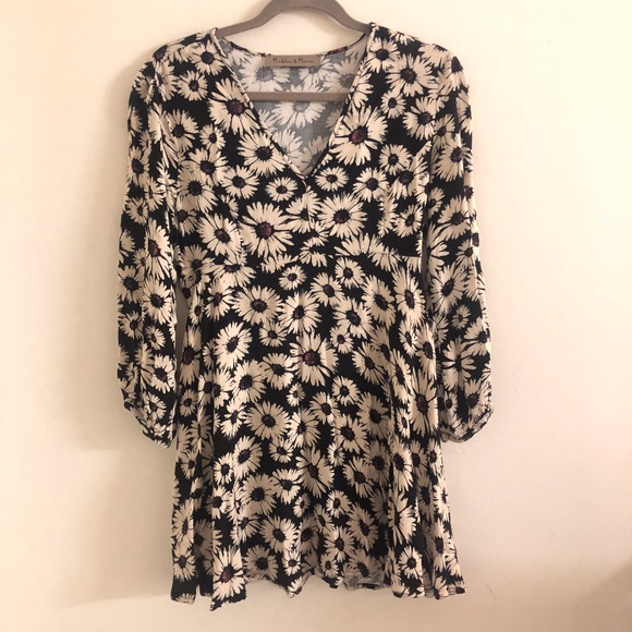 madeline & Monroe Dresses & Skirts - Black & White Daisy Print Longsleeve Dress
